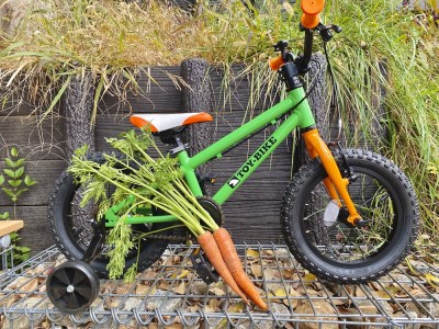 ヨツバサイクル トイファクトリー限定カラー「キャロットグリーン