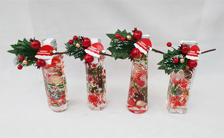 サンタの帽子つきのクリスマスハーバリウムと赤を基調とした迎春ハーバリウム　Mサイズおまかせ2本セット ｜ インテリア ※離島への配送不可 ※2025年12月中旬～12月下旬頃に順次発送予定