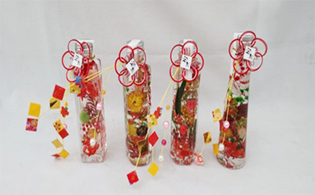 サンタの帽子つきのクリスマスハーバリウムと赤を基調とした迎春ハーバリウム　Mサイズおまかせ2本セット ｜ インテリア ※離島への配送不可 ※2025年12月中旬～12月下旬頃に順次発送予定