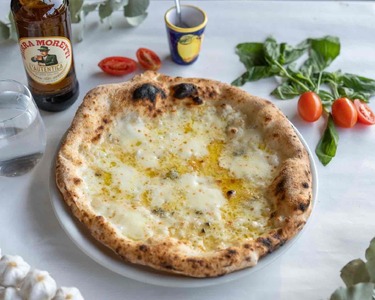 岐阜県(郡上市)】薪窯ピザとフランクフルトセット ピザ小(15㎝)4枚＋鶏