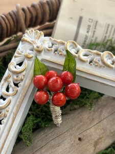 本物の郡上南天を閉じ込めたブローチA