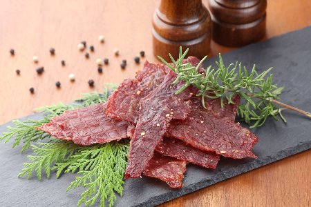 【毎月定期便 12回】飛騨味職人「おさだ食品 定期便」(飛騨牛ローストビーフ&飛騨牛干し肉)【57-B】