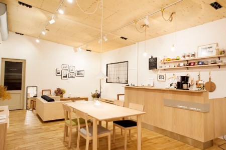 隈研吾氏デザインの椅子（オブジェ）「スケスケ」