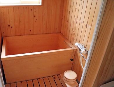 ヒノキ風呂で旅の疲れを癒そう！朝食付きペア宿泊券