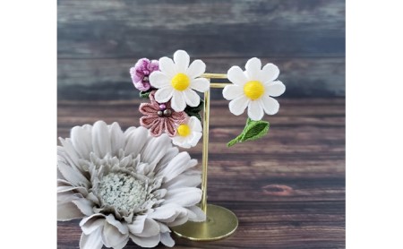 つまみ細工 マーガレット ピアス アクセサリー 工芸品 お花 手作り 職人 手仕事 伝統工芸 和風 かわいい アシメトリー 大人可愛い アクセ 受注生産 つまみ細工工房ちより。 送料無料 岐阜県 安八町
