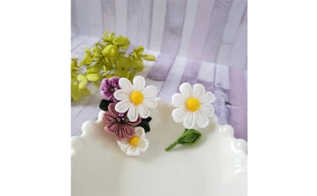 つまみ細工 マーガレット ピアス アクセサリー 工芸品 お花 手作り 職人 手仕事 伝統工芸 和風 かわいい アシメトリー 大人可愛い アクセ 受注生産 つまみ細工工房ちより。 送料無料 岐阜県 安八町