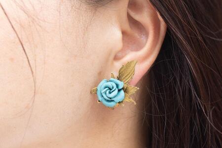 革の薔薇アクセサリー：ライトブルー