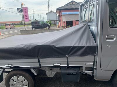 漆黒の軽トラックシート　雨が流れ落ちるスロープ型
