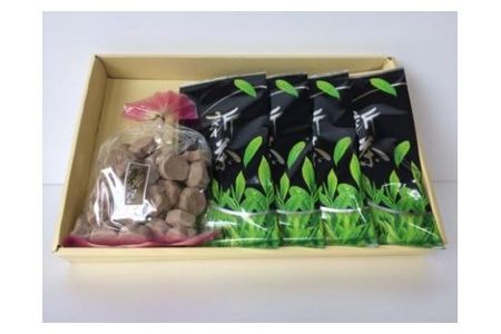 【2607-2045】※新茶・安心・安全!甘くてコクのある深蒸茶 麦こがし菓子付き