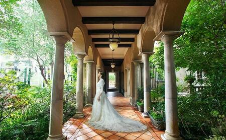 大聖堂と本格洋館でPREMIUMフォトウェディング（Esprit de Natureのステンドグラスが美しい大聖堂と緑豊かな本格洋館でフォトウェディングプラン）静岡市 カップル 夫婦 記念日 お祝い 結婚式 ウェディング 写真