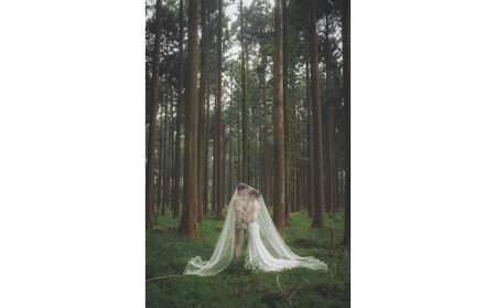 森の中のウェディングフォト