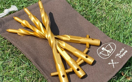 アウトドア キャンプ用品 職人技で安心・安全を守る らせん形状 キャンプ用 ジュラルミン ペグ（黄金 4本セット）特製ペグ 軽量 簡単 おしゃれ 差しやすい 抜けにくい 強度な固定力 簡単に挿せる 