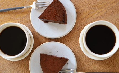 ひきたてカカオの ガトーショコラ ホールギフト 15cm 小麦粉不使用のしっとり大人向け (冷凍) お菓子 洋菓子 スイーツ 大人のスイーツ 芳醇な香り ふんわり