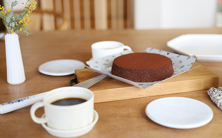 ひきたてカカオの ガトーショコラ ホールギフト 15cm 小麦粉不使用のしっとり大人向け (冷凍) お菓子 洋菓子 スイーツ 大人のスイーツ 芳醇な香り ふんわり