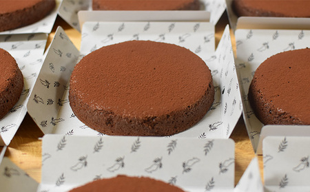 ひきたてカカオの ガトーショコラ ホールギフト 15cm 小麦粉不使用のしっとり大人向け (冷凍) お菓子 洋菓子 スイーツ 大人のスイーツ 芳醇な香り ふんわり