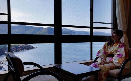 【平日月曜日~木曜日限定】特選鮑とプリプリ伊勢海老の二大味覚!源泉かけ流し温泉満喫旅行2名様分セット【熱海温泉 湯の宿 平鶴(ひらつる)】