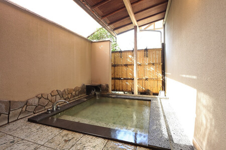 【あたみ石亭 別邸 桜岡茶寮】平休日1泊2食付ペア宿泊券《和室10畳＋8畳》