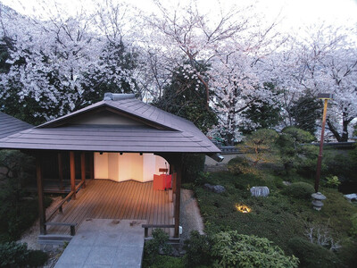 【あたみ石亭 別邸 桜岡茶寮】平休日1泊2食付ペア宿泊券《和室10畳＋8畳》