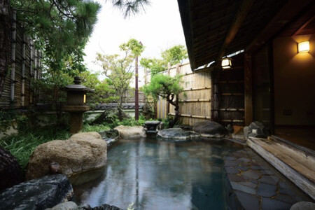 【あたみ石亭 別邸 桜岡茶寮】平休日1泊2食付ペア宿泊券《和室10畳＋8畳》