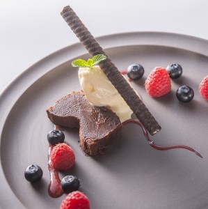 至高 ガトーショコラ スイーツ お菓子 ケーキ デザート ショコラ 濃厚 味わい ALBEDO アルベド チョコレート ギフト プレゼント 贈り物 高級 洋菓子 手作り 濃厚チョコ ビター 甘さ控えめ 贅沢 絶品 人気 おすすめ 専門店 215g 究極 絶妙 焼き加減 逸品 クーベルチュール 華やかな香り 優雅 口どけ 余韻 美味しい カカオ 発酵バター 朝産み卵