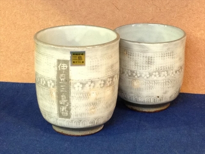 三島産 大房氏 伊豆三島暦 手湯呑ペアー 2個 和食器 陶器 湯呑み セット ペア 伝統工芸 手作り おしゃれ 贈り物 プレゼント 来客用 夫婦 茶碗 コップ 工芸品 職人 茶器 インテリア 手作り の 逸品 工芸美 贈答用 湯呑 口径約8ｃｍ 高さ約9ｃｍ 大小ペア 三島市 静岡県