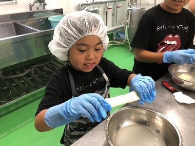 0019-06-01 いでぼく COW RESORT IDEBOK 朝搾りたての牛乳使用！ チーズ作り体験 【2名様】