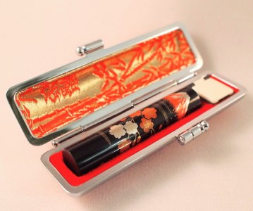 日展作家が彫る 銀行印 黒水牛 12ミリ 富士市認定ふじマイスター「匠人」 手書き印稿 職人手掘り印鑑 手仕上げ オーダーメイド 牛皮ケース付き 富士山と桜蒔絵調 明治15年創業 はんの小澤 静岡県 富士市 [sf002-047]