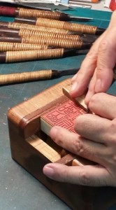 日展作家が彫る 銀行印 黒水牛 12ミリ 富士市認定ふじマイスター「匠人」 手書き印稿 職人手掘り印鑑 手仕上げ オーダーメイド 牛皮ケース付き 富士山と桜蒔絵調 明治15年創業 はんの小澤 静岡県 富士市 [sf002-047]