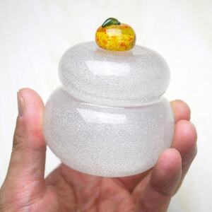 ムクガラス鏡餅【赤実松】黒塗三方台付き_装飾品・工芸品     雑貨・日用品  家具・インテリア _【1536333】