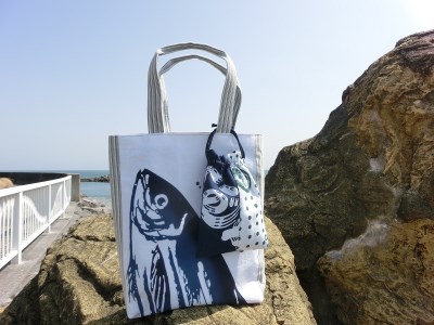 a10-829　焼津 鰹・かつお たて型 バッグと 焼津 巾着