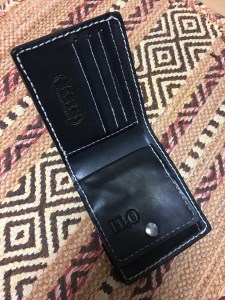 a70-004　本革フルカービング二つ折り財布