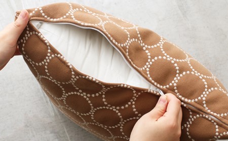 クッション 正方形 45cm キャメル 秋山木工 mina perhonen エクリュ ミナ ペルホネン | クッションクッションクッションクッション