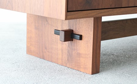 リビング キッチン ボード 収納 木製 無垢 ウォールナット ウォルナット ガラス 幅 150 奥行 42 秋山木工 家具 シンプル ナチュラル おしゃれ 国産 耳付き 日用品 静岡県 藤枝市  |    