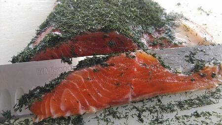 富士山グラブラックス (スモークサーモントラウト) スライス 80g x 3パック (約240g) 冷凍 マリネ 虹鱒 ニジマス すそのブランド認定品 魚貝類 加工食品 無添加 つまみ お酒のあて 