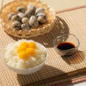 うずらぼっくす　命のカプセル〈うずら生卵・うずら燻製玉子2種・殻割ハサミ〉_卵・乳製品 卵  たまご タマゴ 玉子  惣菜・加工品 燻製（スモーク）  _【配送不可地域：離島】【1508072】