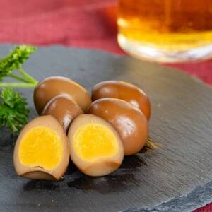 うずらぼっくす　命のカプセル〈うずら生卵・うずら燻製玉子2種・殻割ハサミ〉_卵・乳製品 卵  たまご タマゴ 玉子  惣菜・加工品 燻製（スモーク）  _【配送不可地域：離島】【1508072】