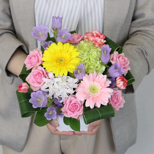 季節のお花をお届け!フラワーアレンジメント Sサイズ 花 母の日 父の日 カーネーション ガーベラ かわいい 静岡県 牧之原市 雑貨 花束 贈答品 ギフト 感謝