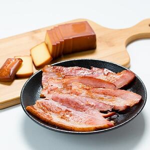 こだわりの河津桜チップで燻製したスモークチーズとスモークベーコン2点セット_卵・乳製品 チーズ    肉 ベーコン・サラミ 豚肉 _【配送不可地域：離島】【1445850】