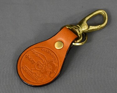 1B28　レザーキーホルダー【金太郎と仲良しクマちゃんが富士山に登るよ！】ゴールド