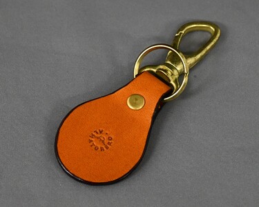 1B28　レザーキーホルダー【金太郎と仲良しクマちゃんが富士山に登るよ！】ゴールド