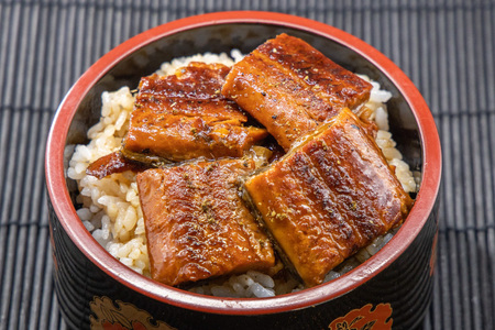 うなぎ 国産 訳あり 常温 蒲焼 定期便 レトルト 70g 1パック 6回 総計420g タレ 山椒 付き [マルニうなぎ加工 静岡県 吉田町 22424471]