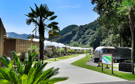 リバウッドリゾート宿泊券D　大人3名様 1泊2食付き宿泊券 旅行 グランピング BBQ バーベキュー キャンプ 女子旅 家族旅行 友人旅行 親子旅行