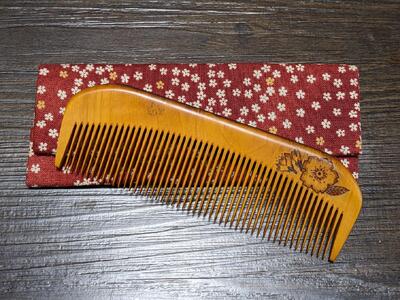 つげ櫛の櫛留商店 本つげ材焼絵櫛(すす櫛中歯)袋付 ※約12cm