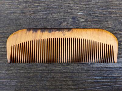 つげ櫛の櫛留商店 本つげ材焼絵櫛(すす櫛中歯)袋付 ※約12cm