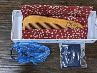 つげ櫛の櫛留商店 本つげ材焼絵櫛(すす櫛中歯)袋付 ※約12cm