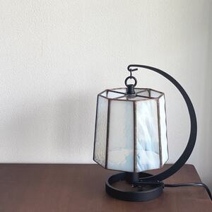 Nijiiro Lamp のステンドグラスのテーブルランプ ファン ホワイト【1425964】