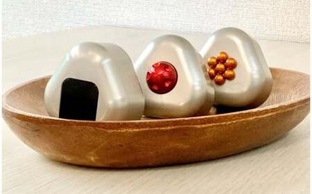 ひんやり冷たいアルミ合金製 KIHOの文鎮 （おむすび形ペーパーウエイト） 結 【ＯＭＵＳＵＢＩ】 海苔 KIHO アルミ 合金 金属 おむすび おにぎり のり ペーパーウェイト H084-042