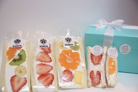 甘さ控えめ！八百屋が厳選したワンちゃん＆飼い主様フルーツサンドセット 5個セット フルーツ フルーツサンド 犬 愛犬 一緒 果物 くだもの H151-012