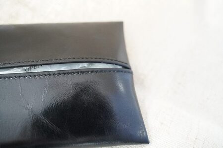 やわらかい本革「ポケットティッシュケース」 ブラック 革 ティッシュ ポケットティッシュ 黒 子牛 カーフレザー 薄い 軽い やわらかい 本革 ティッシュカバー H066-062