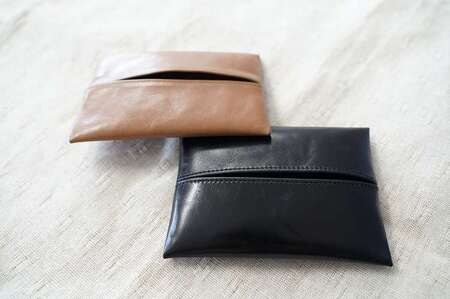 やわらかい本革「ポケットティッシュケース」２個セット 革 ティッシュ ポケットティッシュ 黒 茶 ブラック キャメル 子牛 カーフレザー 薄い 軽い やわらかい 本革 ティッシュカバー H066-064